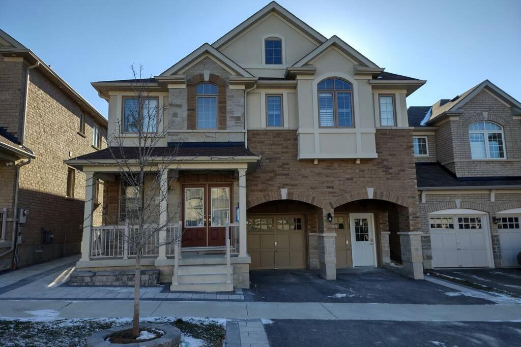 Prestige Self-contained 2 Bedrooms Hébergement de vacances Ajax